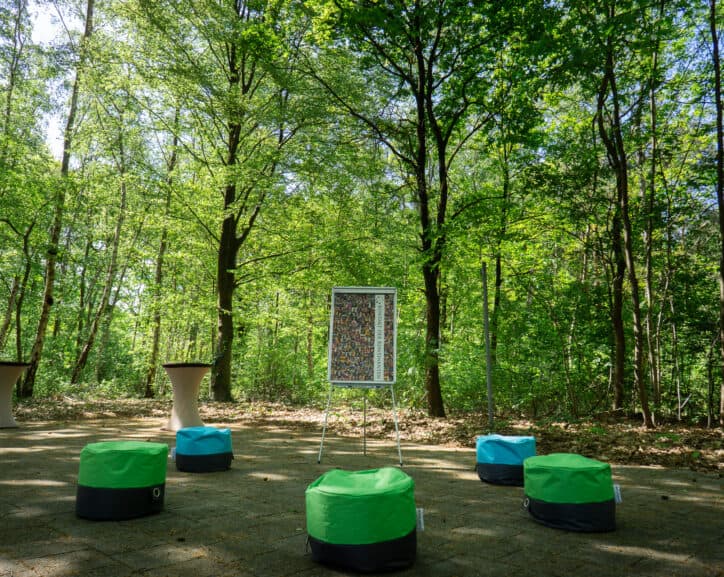 Meetingspace with chairs in the woods