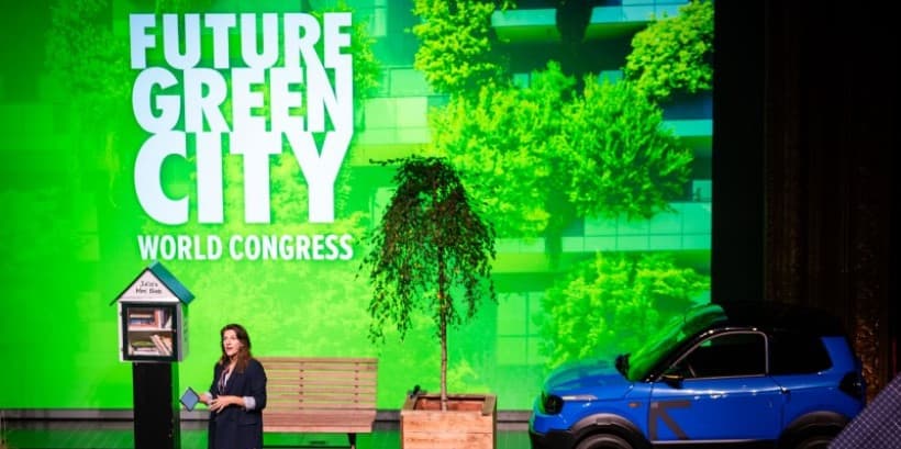 Start Future Green City World Congress 2024, dagvoorzitter op podium